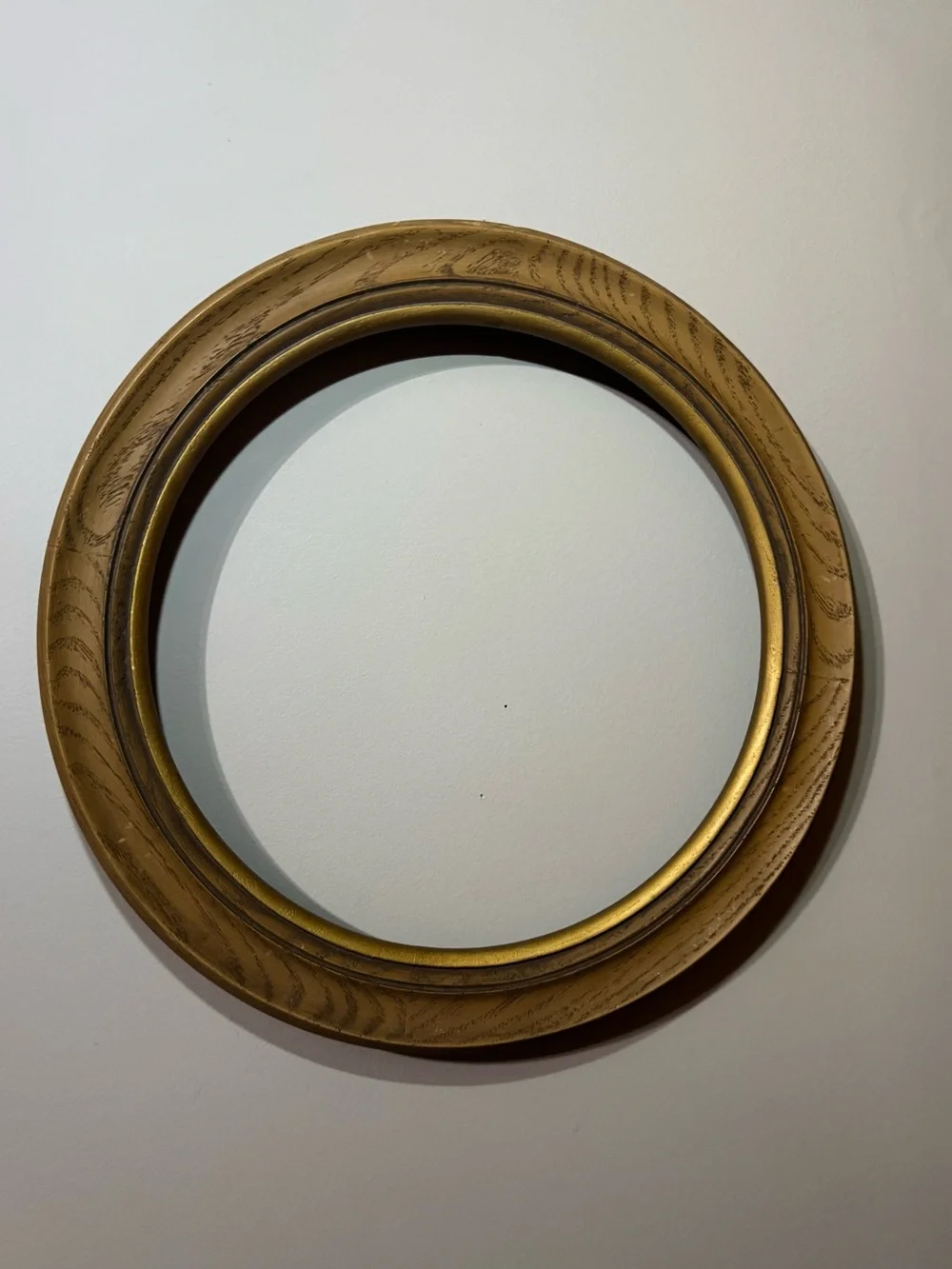 Classic Round Gold Picture Frame with Subtle Wood Grain
